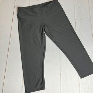 Bally Total Fitness Cropped Leggings - Size Medium